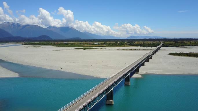 穿越蓝色河流的公路桥鸟瞰图