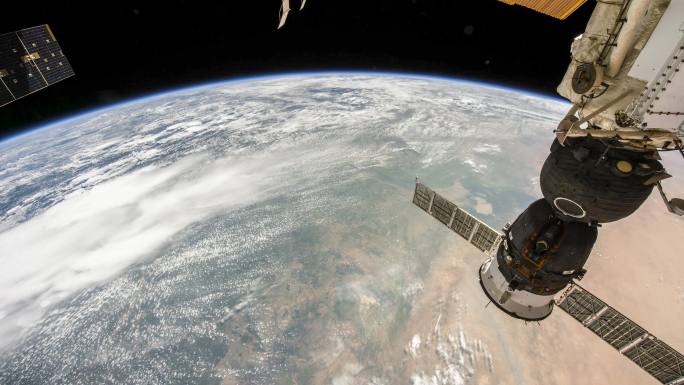 从国际空间站看旋转的行星地球