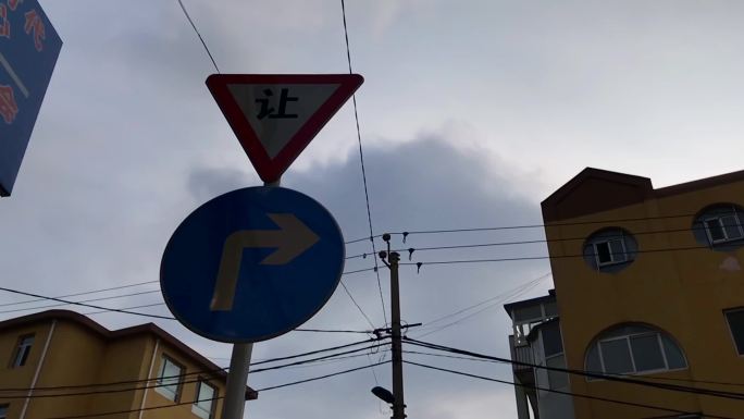 原创视频素材 街拍城市交通指示牌