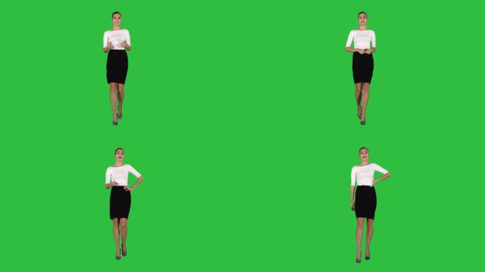 女商人一边走一边和摄像机交谈