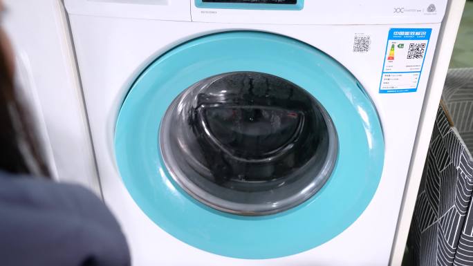 4K洗衣服-洗衣机洗衣服