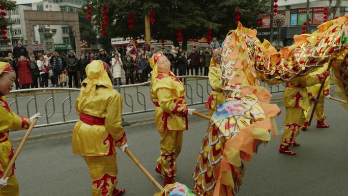 新年春节街道舞龙围观群众4K