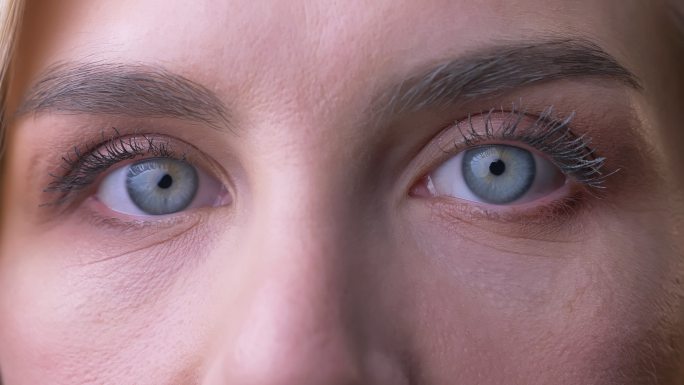 女性蓝眼睛凝视镜头的特写照片