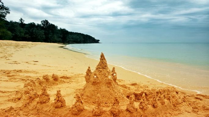 沙滩城堡建在海滩上