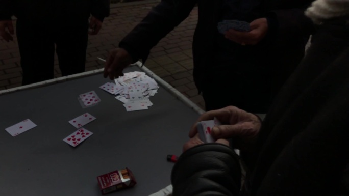 原创视频素材 街拍街头娱乐打扑克牌