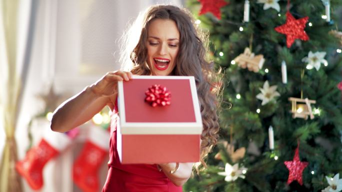 年轻女子打开圣诞礼物盒后很失望