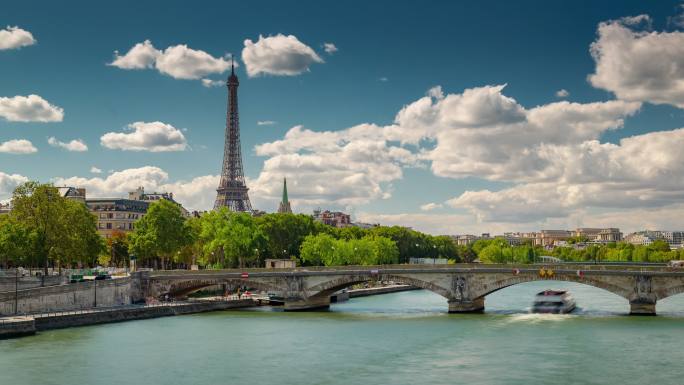 巴黎市中心交通桥白天