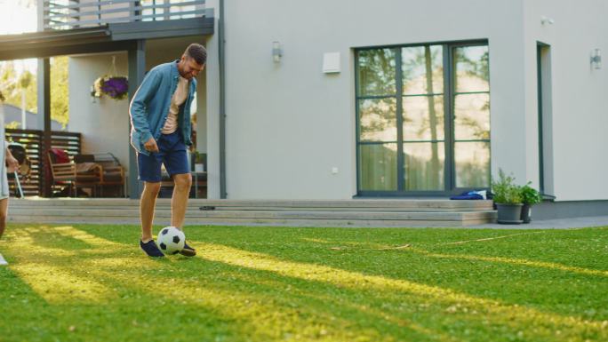 四口之家在草地上踢足球，互相传球。