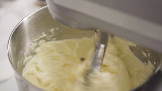 制作奶油霜装饰香草蛋糕。