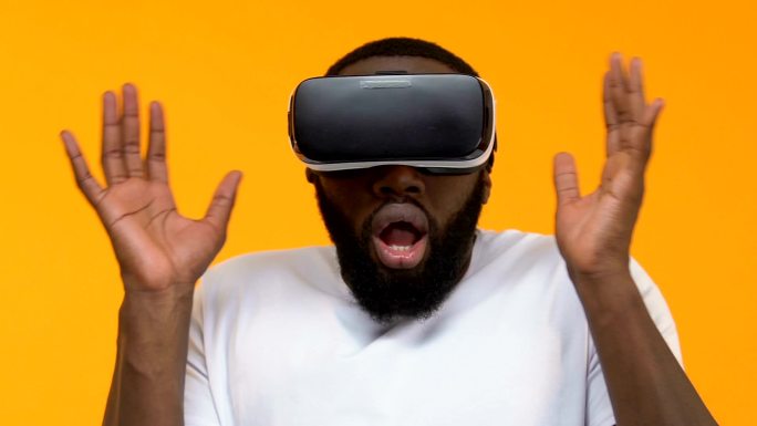 体验VR的女人虚拟VR眼镜全息未来科技产