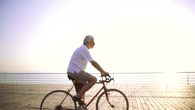 老人在海边骑自行车慢动作