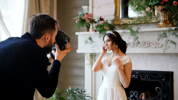 摄影师在壁炉旁拍摄新娘