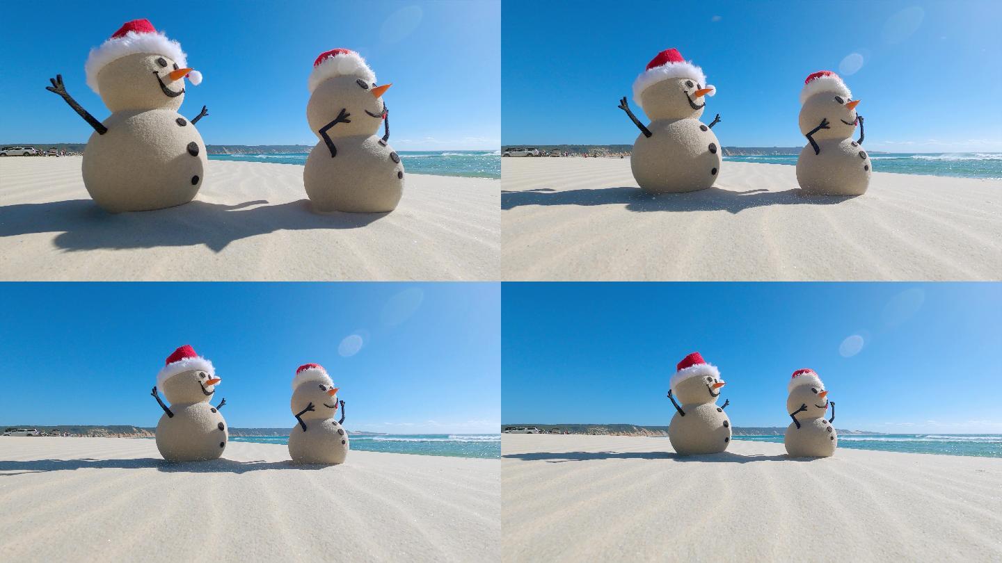 美丽海滩上的两个圣诞雪人