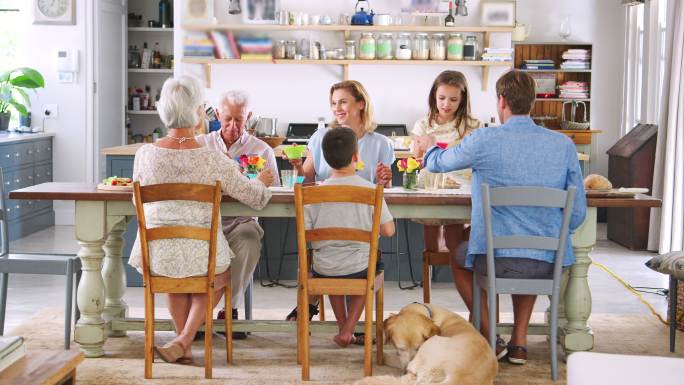 三代人家庭在家里的餐桌旁吃饭