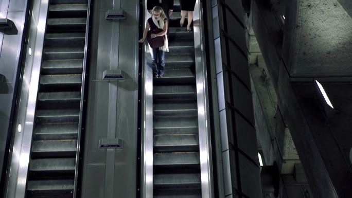 在高峰时段，人们在地铁站内行走。