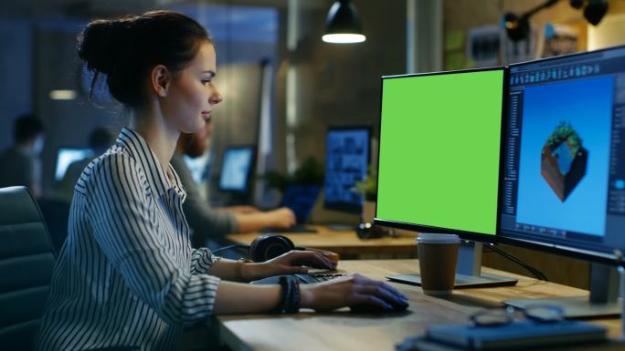 女子在绿色屏幕电脑上工作