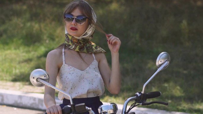 骑电瓶车的美女国外女性外国女人性感模特