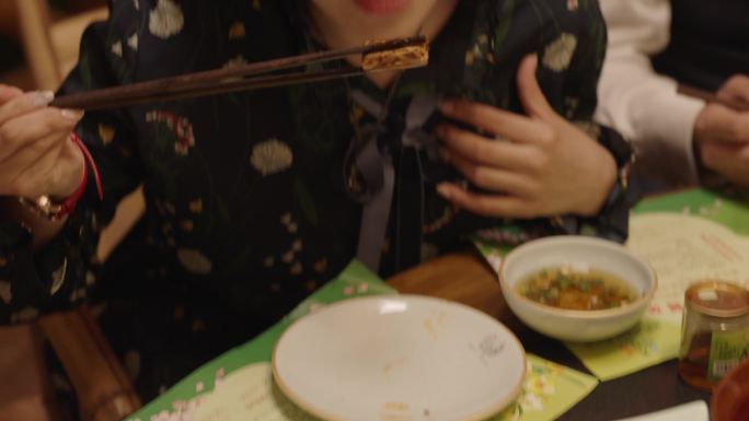 新年年夜饭家庭聚会吃火锅豆腐块