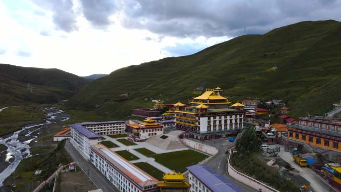 川西高原塔公寺藏式佛学院与雅拉雪山航拍