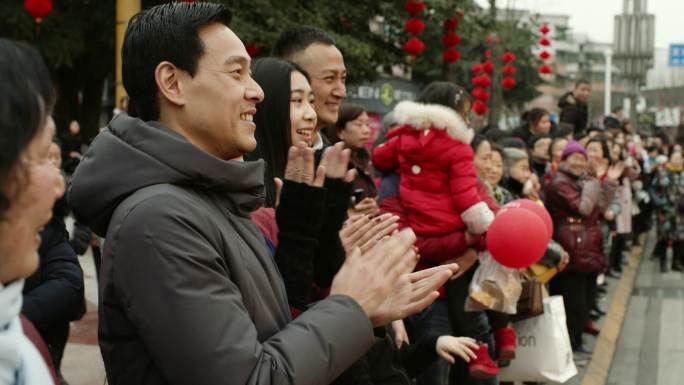 新年春节街道舞龙围观群众4K