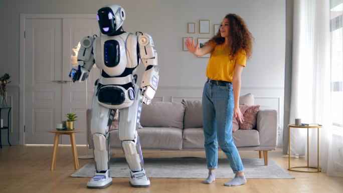 美女和机器人在客厅跳舞。智能家居概念。