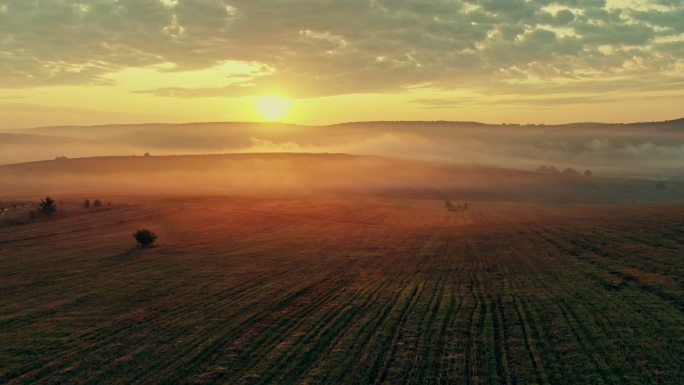 在朦胧的早晨，农田上空的日出