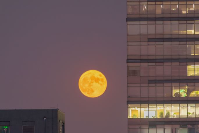 4K 城里的月光 圆月穿梭在楼宇间