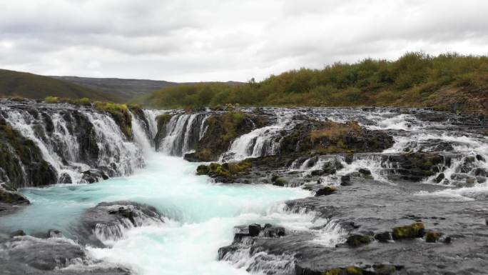 冰岛美丽的蓝色河流和瀑布