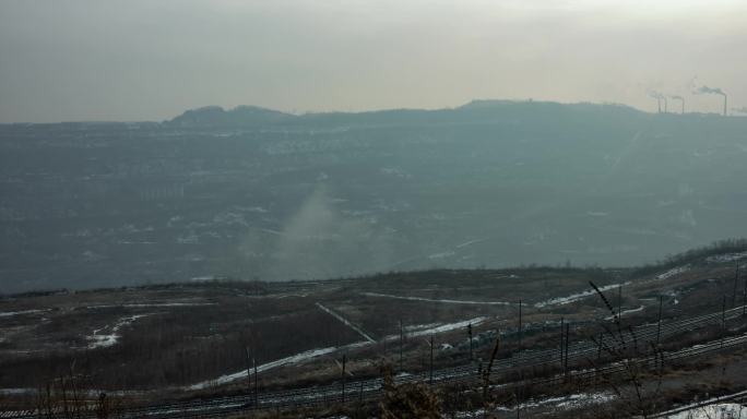 抚顺西露天煤矿矿坑冬季雾霾笼罩