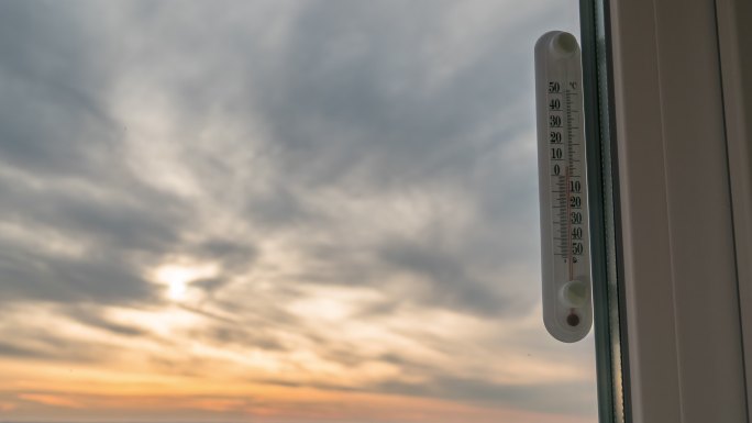 窗户外变化的天气室外气温温度计日转夜