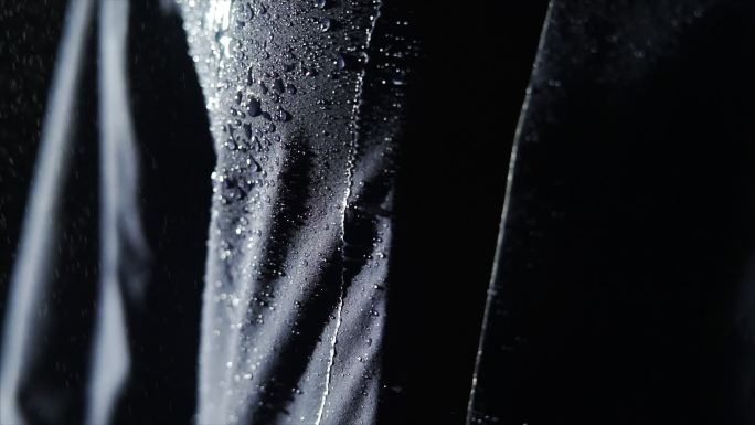 穿雨衣的人纳米材料雨衣防雨布淋雨