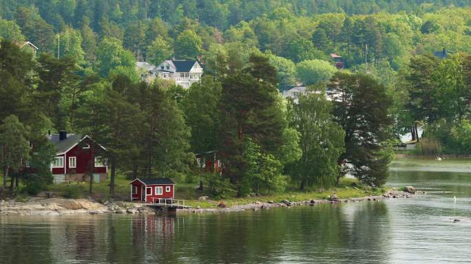 红色的瑞典木制桑拿木屋