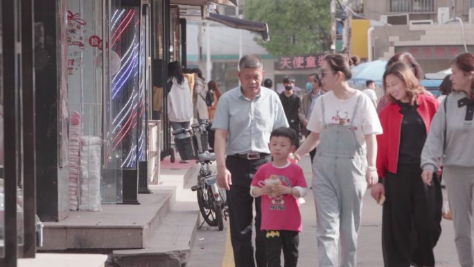 城市街头行人人流逛街烟火气市民A024