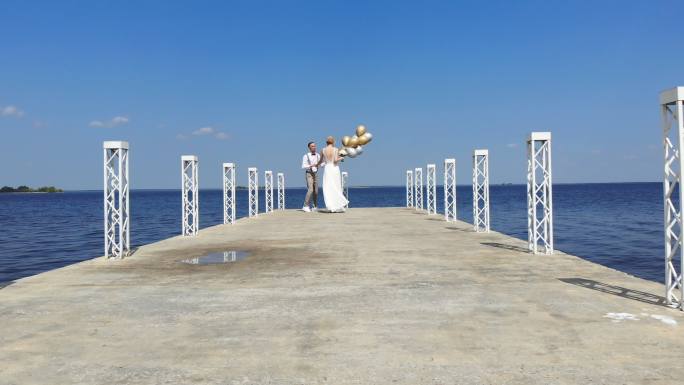 新娘和新郎在码头上跳舞