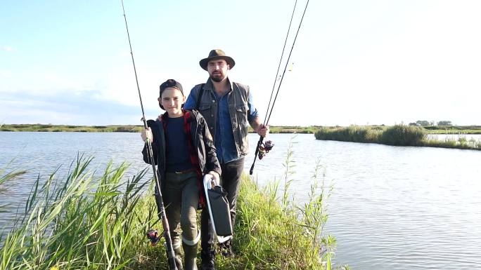 开心的微笑爸爸和儿子一起去钓鱼