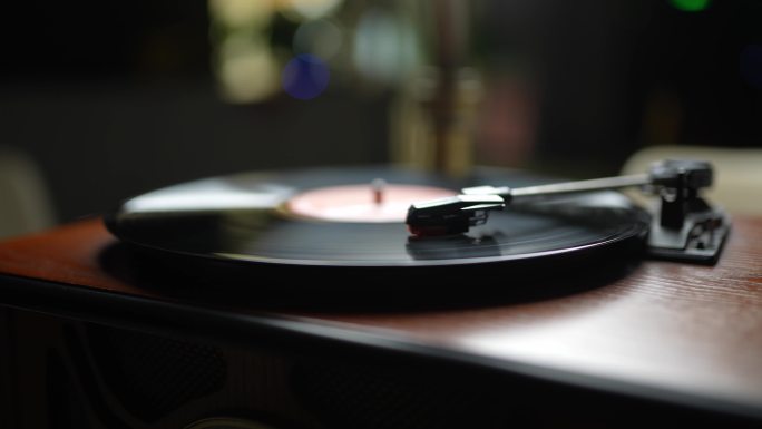 留声机黑胶唱片播放音乐