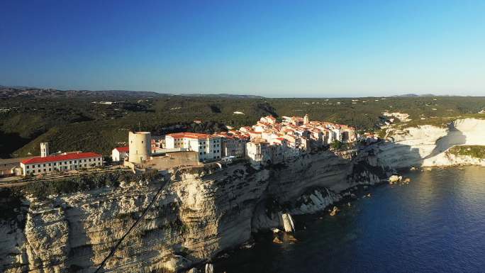 地中海沿岸的博尼法西奥市及其悬崖。