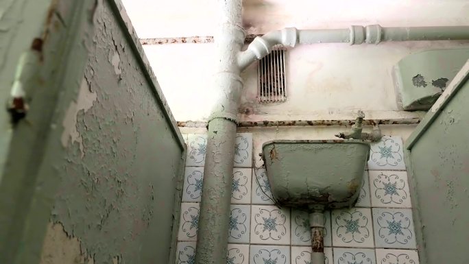 废弃医院的厕所。