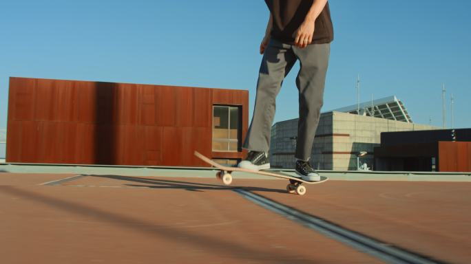 年轻人在城市环境中玩滑板的侧拍。