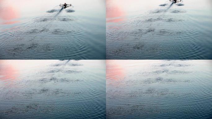 划船——留下美妙的波浪图案