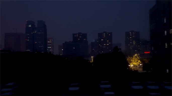 夜间火车窗外城市风景行驶
