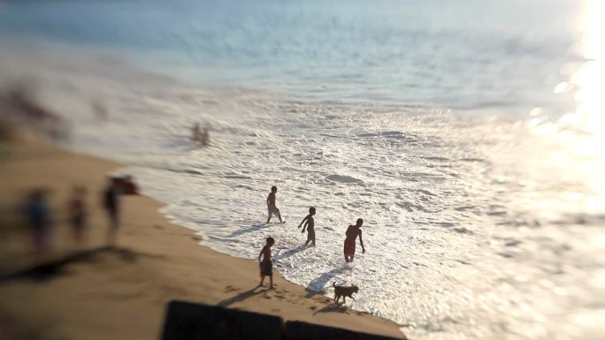 海滩上的小孩小人国海浪浪花