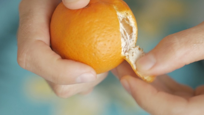 人们剥橘子皮。
