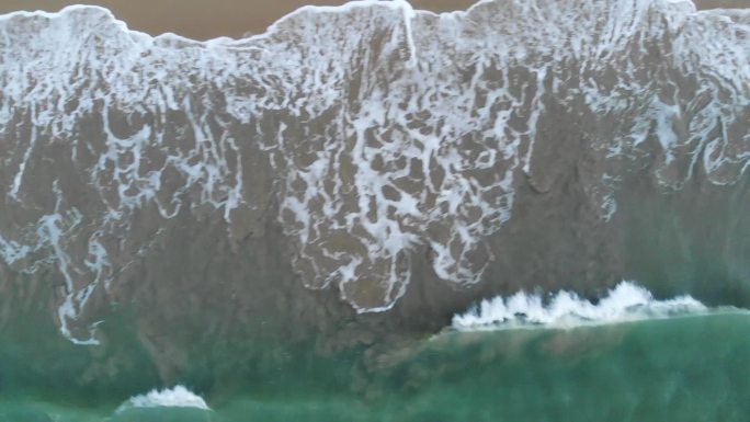海浪拍打着沙质海岸线