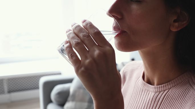 喝水的女人早起喝水干咳干渴纯净水饮水