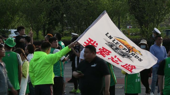 中国CBA篮球比赛辽宁队球迷旗帜口号呼喊