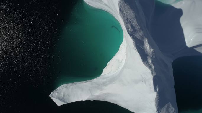 格陵兰岛一座巨大冰山