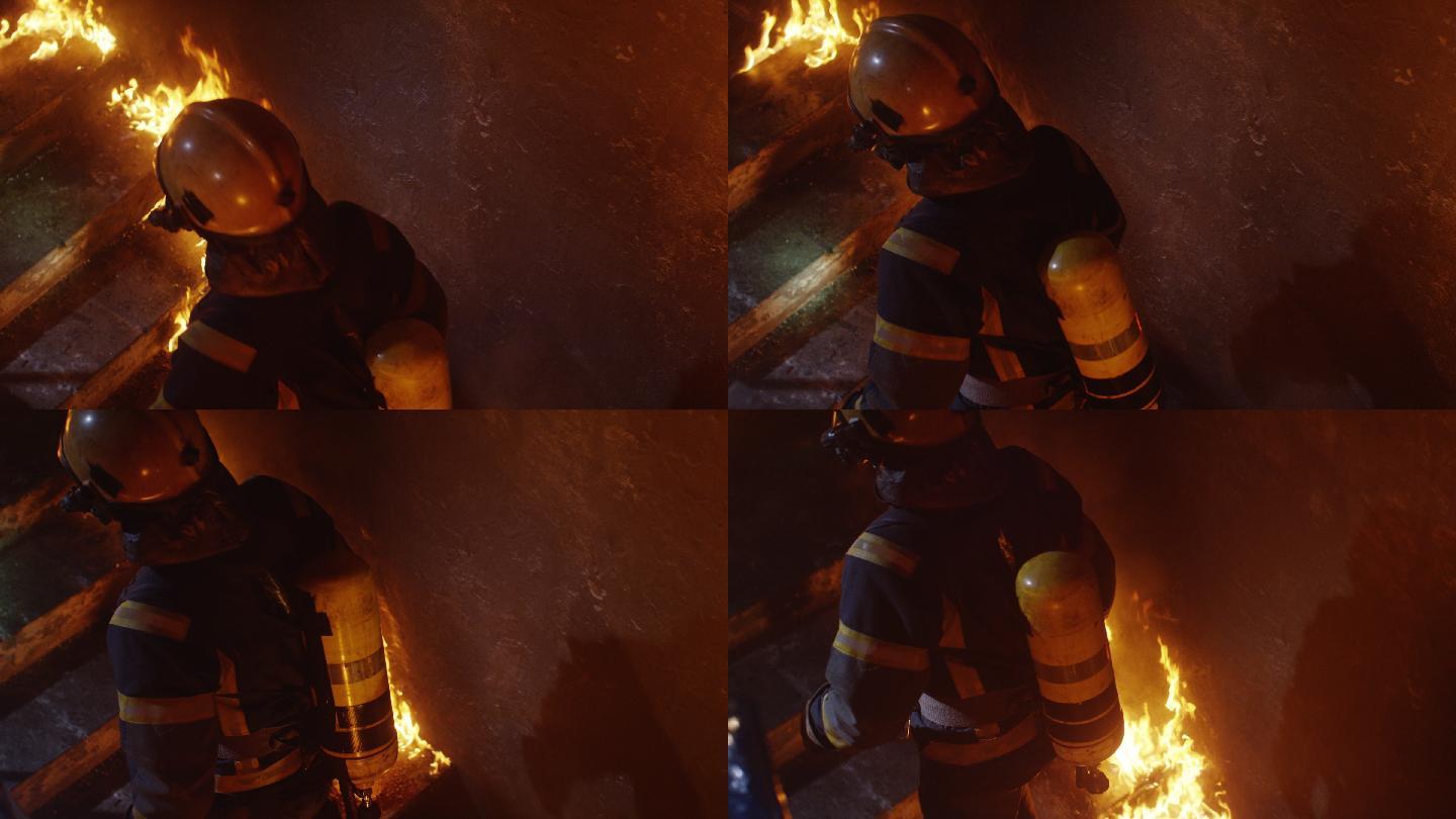 勇敢的消防员爬上燃烧的楼梯