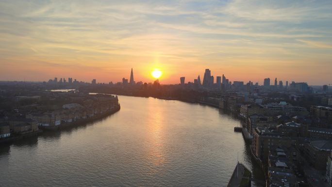 日落时的泰晤士河和伦敦城