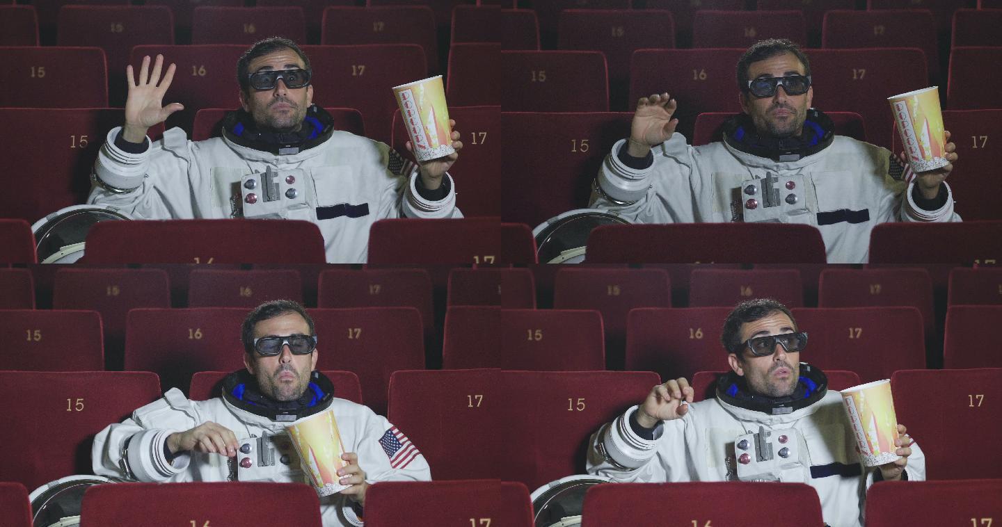 一名宇航员一边吃爆米花一边看电影